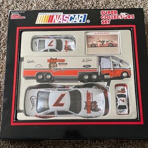 NASCAR Hooters Super Collectora Set Complete